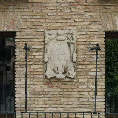 Escudo fachada alojamiento La Casa de los Mil años
